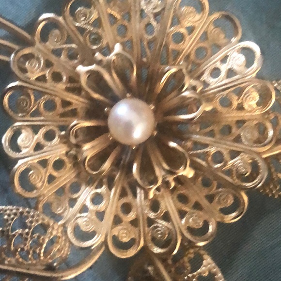 Floral VTG filigree gold tone and pearl brooch. - Picture 4 of 4